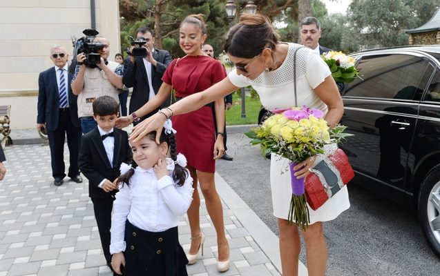 Mehriban Əliyeva uşaqlarla birgə
