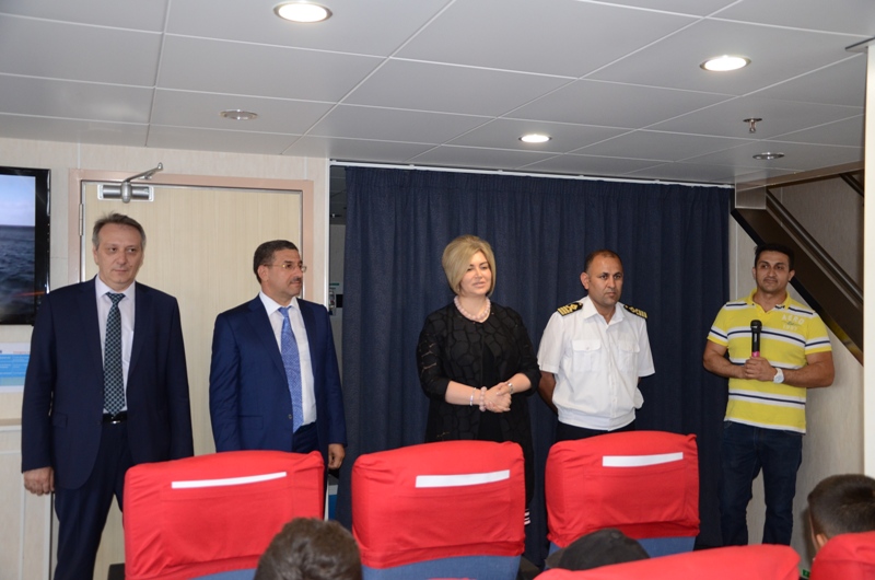 Səbailli uşaqlar Uşaqların Beynəlxalq Müdafiəsi günündə dəniz gəzintisində