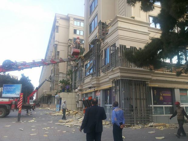 Bakıda binanın üzlüyü sökülərkən faciə