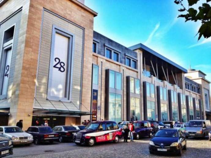 Kişi "28 Mall"un qarşısında ülgüclə damarını doğradı
