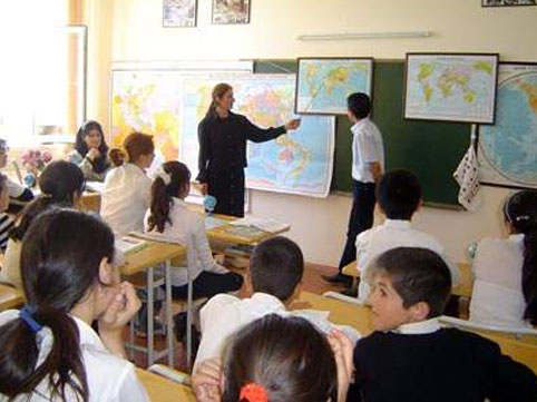 Məktəb direktorları müəllimləri necə aldadır?