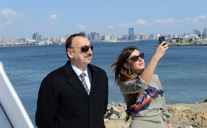 Prezident və birinci xanım stadionda