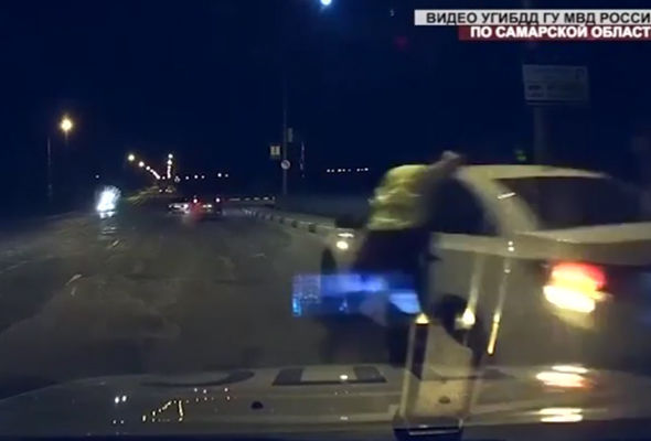 Sərxoş azərbaycanlı rus polisini belə “sürüdü” - VİDEO