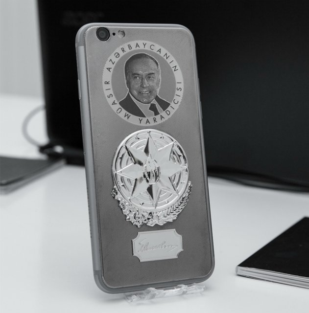 Heydər Əliyevin şərəfinə qızıl "iPhone" - FOTO
