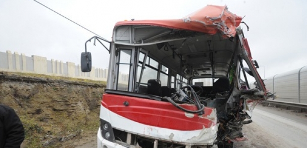 Daha bir avtobus yük maşını ilə toqquşdu