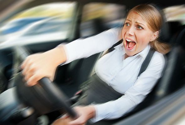 Qadın sürücü qəza törətdi, qızı ağır yaralandı