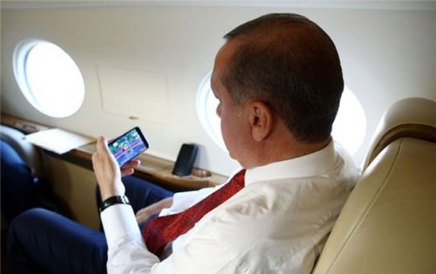 Ərdoğan “Bakı -2015”i mobil telefonla təyyarədə izlədi