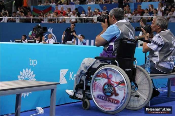 Əlil arabasında Avropa Oyunlarını işıqlandıran Qarabağ qazisi