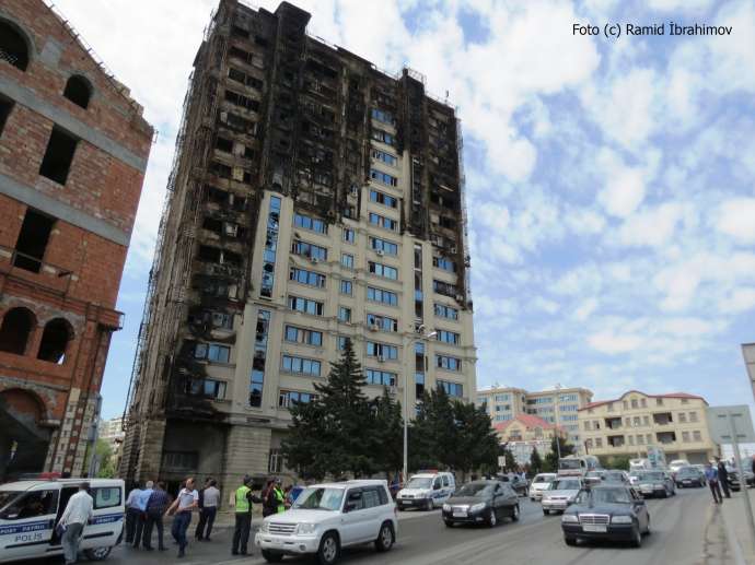 Bakıda yanan binanın içindən son görüntülər - VİDEO