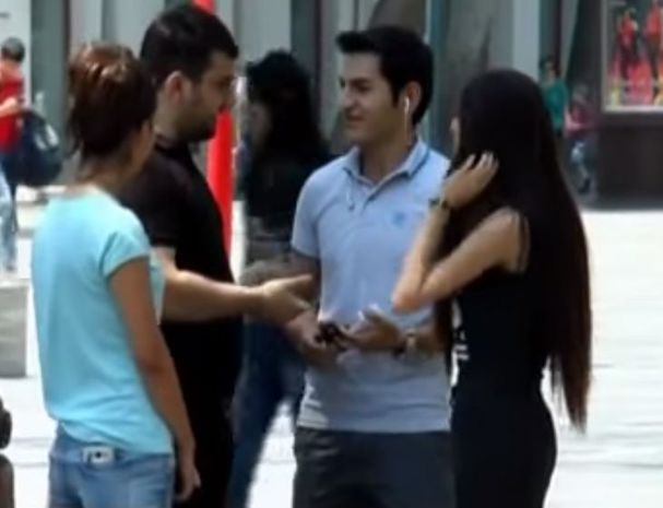 Bakıda qız sevgilisini başqa oğlanla qısqandırmaq istədi... - VİDEO