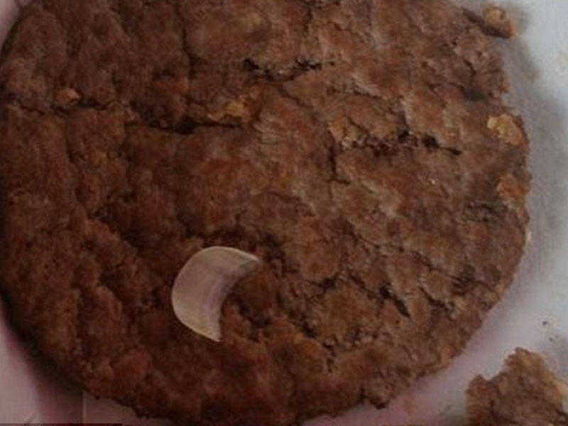 McDonalds hamburgerindən dırnaq çıxdı - FOTO