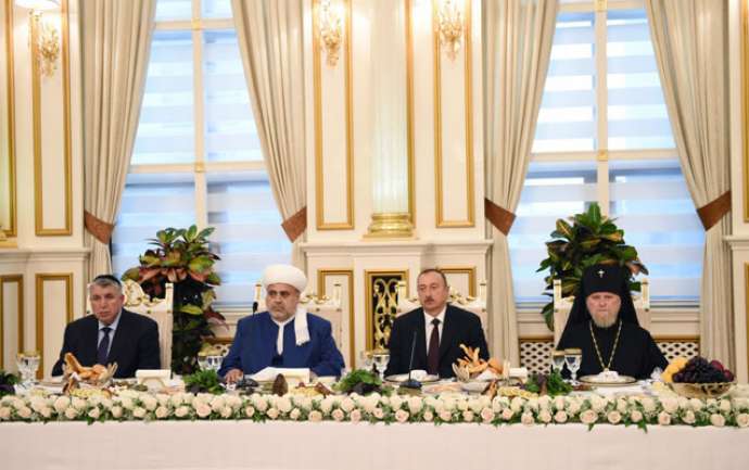 İlham Əliyev iftar süfrəsində - FOTO