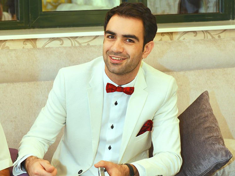 Evi yanan müğənnini icra başçısı otağından qovdu