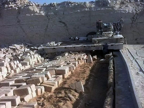 Bakıda fəhlə daşkəsən qurğuya düşdü