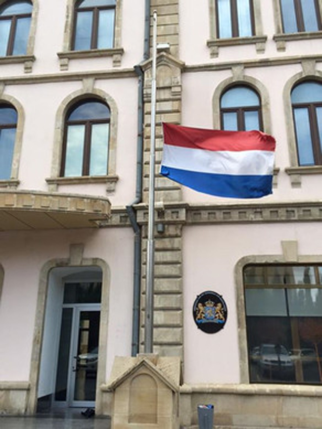Niderlandın Bakıdakı səfirliyində bayraqlar endirildi- FOTO