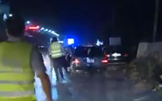 Polis maşının altında qalacaqdı..- VİDEO