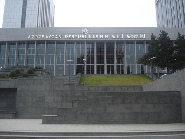 Deputatlar 3150 manat alıb, tətilə getdilər