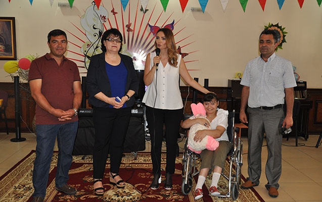 Millət vəkili uşaqlarla görüşüb