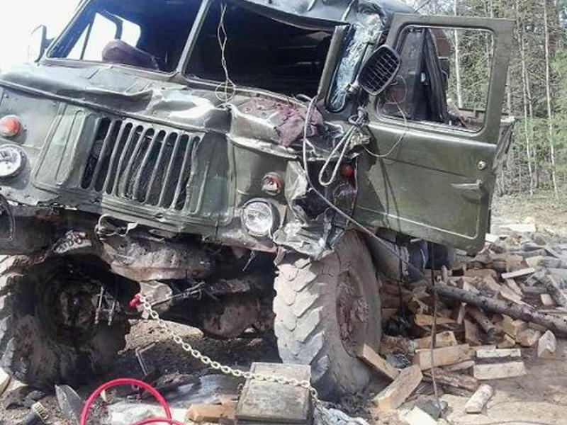 Yük maşını dərəyə aşdı, ölən və yaralanan var