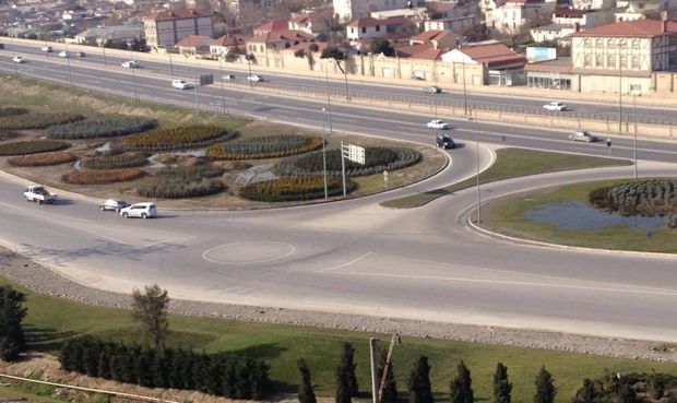 Bakıda yol polisi sürücüyə uduzdu- FOTO - VİDEO