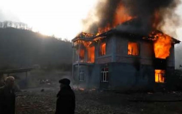 İkimərtəbəli ev yandı