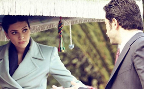 Makiyajsız Bergüzar Korel "Karadayı"nın ssenaristi ilə - FOTO