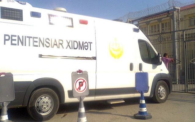 Məhkumları daşıyan maşın qəzaya düşdü - Ölən var