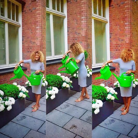 Röya: “Küçələrə su səpirəm, yar gələndə toz olmasın” - FOTO