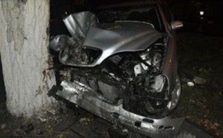 “Mercedes” ağaca çırpıldı, sürücü öldü - Zaqatalada