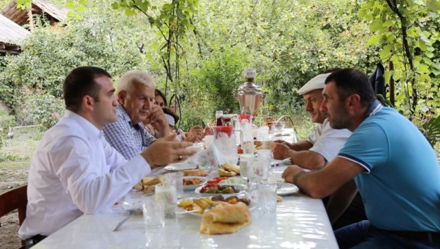 Əhməd Şahidov Qax sakinlərinin kredit və lizinq problemləri ilə maraqlanıb