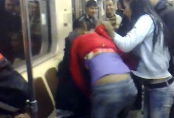 Bakı metrosunda qızlar saçyolduya çıxdılar –  VİDEO
