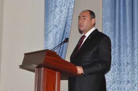 Bərdənin icra başçısı Vidadi İsayev sakinlərə divan tutur
