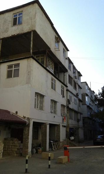 Hacıbala Abutalıbov Yasamalda eyvanları sökür - FOTOLAR