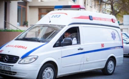 Tovuzda yolu keçmək istəyən qadını maşın vurub