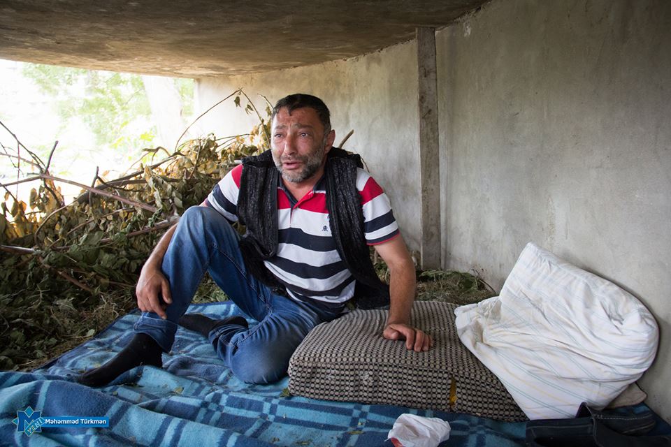Zibillə qidalanan kişinin hekayəsi:  “Dayım məni evimə buraxmır” (FOTO)