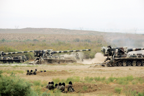 Azərbaycan tanklarından atəş açıldı