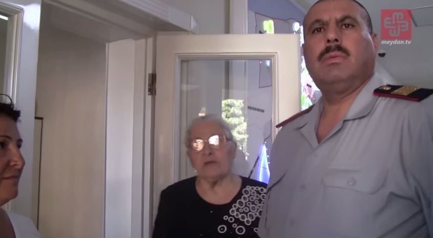 Sabunçu sakini: "İcra başçısı Adil Vəliyev məni təhdid etdi" -VİDEO