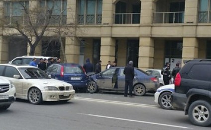 Bakıda iki avtomobil toqquşub, xəsarət alan var