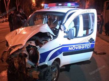 Bakıda polis maşını qəzaya uğrayıb