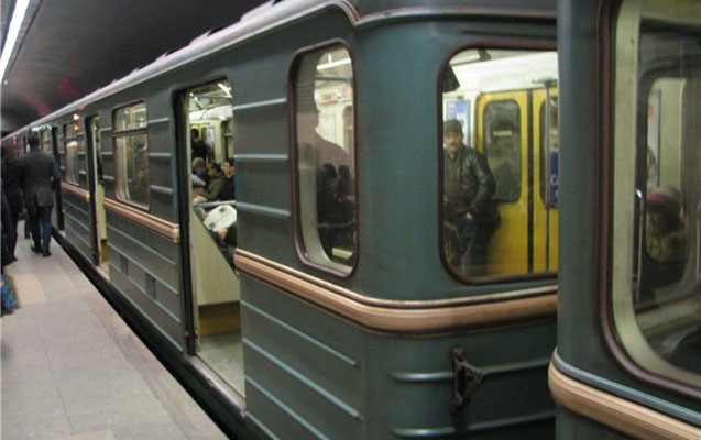 28 may metrosunda faciə: Oğlan qıza görə özünü qatarın altına atdı, öldü
