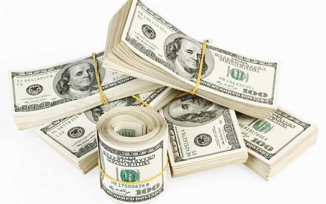 Manat bahalaşdı, dollar düşdü