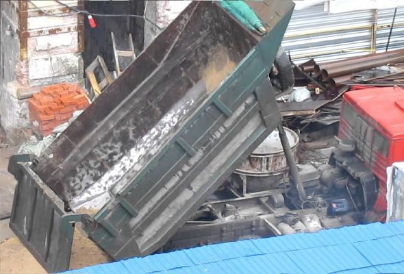 Bakıda “KamAZ” yükü insanların üstünə boşaltdı: –Ölən var