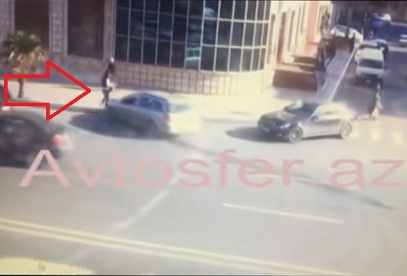 Bakıda yolu nazlana-nazlana keçən qızı maşın belə vurdu –VİDEO