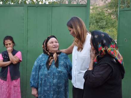 Qənirə Paşayeva ön cəbhədə sakinlərlə görüşüb, qayğıları ilə maraqlanıb