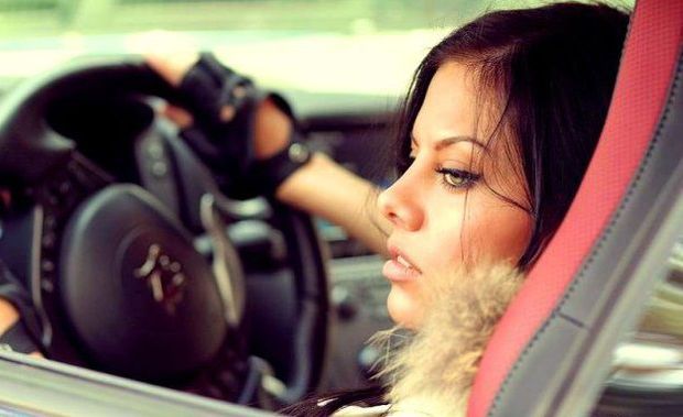 21 yaşlı qız atasının maşınını qaçırdı, qəzaya düşdü
