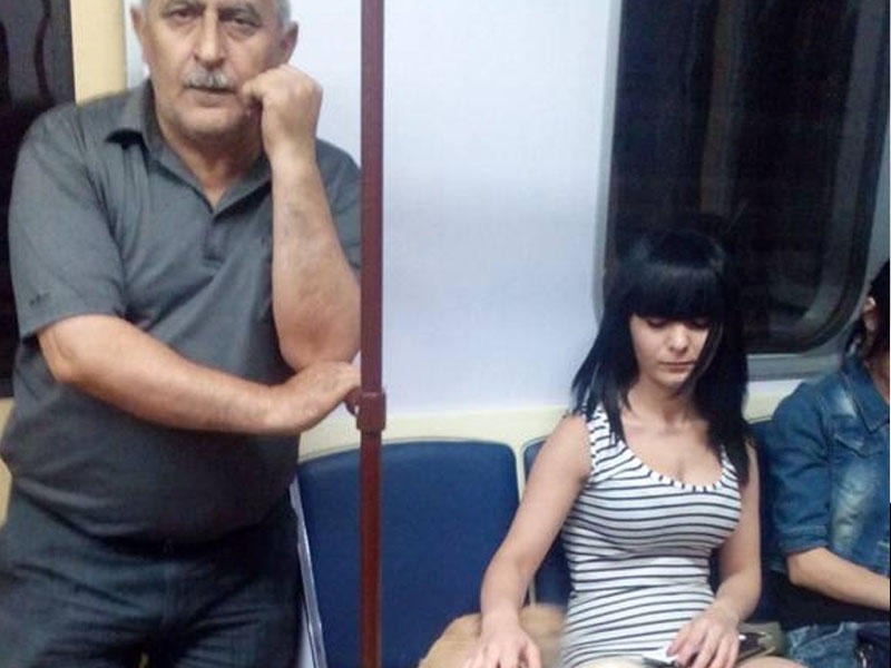 Bakı metrosunda məşhurlaşan qız: "Kişiyə yerə verməli idim?" -  FOTO