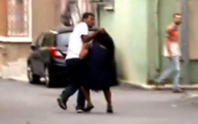 Gəlinin əmisi qayınatanı bıçaqladı, qayınananı döydü