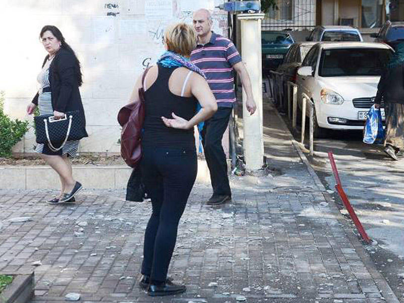 Bakıda sevgilisi ilə gəzən qızın başına daş düşdü -FOTO