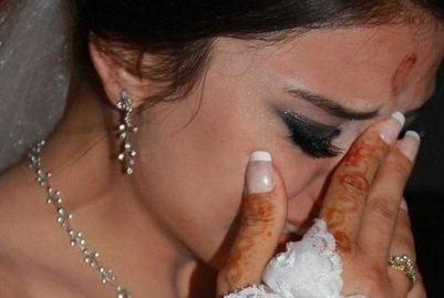 Gəlinin keçmiş qayınanası restorana gəldi, qızı boğmaq istədi -Bakıda toyda şok olay