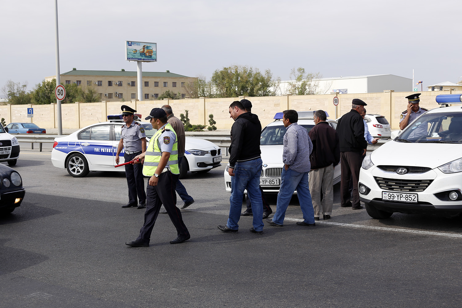 Rayondan gələnlər ayağa qalxdılar - maşınlarını yol polisinin üstünə sürdülər
